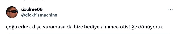 Diğer bir andan bu tatlı videoyu yeniden paylaşan bir Twitter kullanıcısı, erkeklerin hediye alınca nasıl davranacaklarını bilmediğini ifade etti.