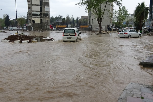 Meteoroloji 10. Bölge Müdürlüğü Bölge Tahmin ve Uyarı Merkezi'nden yapılan açıklamada, Terme ve Salıpazarı başta olmak üzere Samsun'un doğu kesimlerinde yağışların yer yer metrekareye 75 kilogramı geçtiği bildirildi.