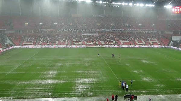 Samsunspor ile İstanbulspor, ligin 4. haftasında Samsun 19 Mayıs Stadyumu’nda karşı karşıya geldi. Mücadelenin hakemi Burak Şeker, maçın 12. dakikasında topun zeminde sekmediğini ve ilerlemediğini fark edince maçı durdurdu.