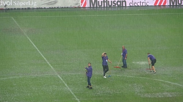 Eline topu alan hakem Şeker, birkaç farklı noktada topun sekip sekmediğini denedi. Hakem ve futbolcular sahanın temizlenmesi için kısa süreliğini soyunma odasına gittiler.