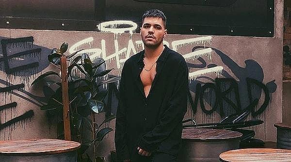 8. Ali Cabbar şarkısı ile büyük bir ün kazanan şarkıcı Emir Can İğrek, Instagram yayınında "Zaten iki tane şarkın var" diyerek kendisini küçümseyen takipçisine kapak gibi bir yanıt verdi.