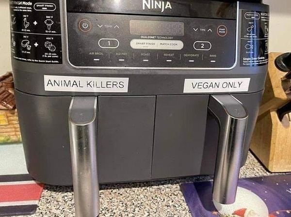 1. "(sol) hayvan öldürenler." "(sağ)veganlar."