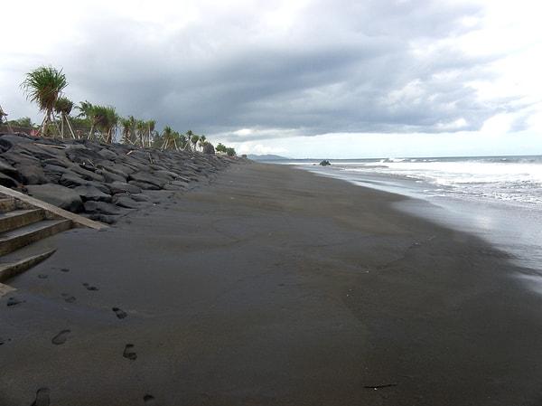 9. Bali'deki birçok plaj siyah kumdan oluşmaktadır.