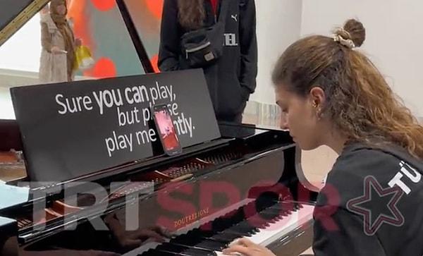 Takımın yıldızlarından İlkin Şahin, havaalanında gördüğü piyanonun başına geçerek küçük bir dinleti yaptı.
