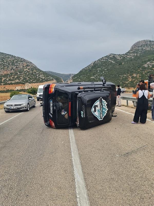 Savrulan otomobil ve ona bağlı çekme karavan yola devrildi. Sanatçı Ezgü, eşi ve iki çocuğu kazadan yara almadan kurtuldu.