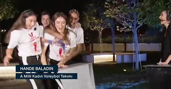 NTV'nin canlı yayınına konuk olan Hande Baladın ve Zehra Güneş'e takım arkadaşları Melissa Vargas ve Ebrar Karakurt'tan küçük bir şaka geldi.