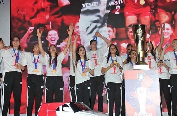 Türkiye Voleybol Federasyonu Başkanı Mehmet Akif Üsrümdağ'ın, yönetim kurulu üyelerinin, baş antrenör Daniele Santarelli'nin, taraftarların ve basının katıldığı kutlamada FIVB Milletler Ligi ve CEV Avrupa Şampiyonası kupaları kürsüde sergilendi.