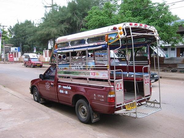 3. "Tayland'da bebek oto koltuğu olan bir taksi bulmak imkansız ve bir yere araçla gitmek hiç de güvenli değil."