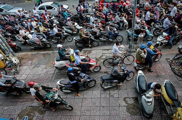 4. "Vietnam'da kalabalık saatlerde araçlar kaldırımdan sürebilir, yolcuların arasından direkt geçebilirler ya da yavaş yürüdüğünüz için size bağırabilirler."