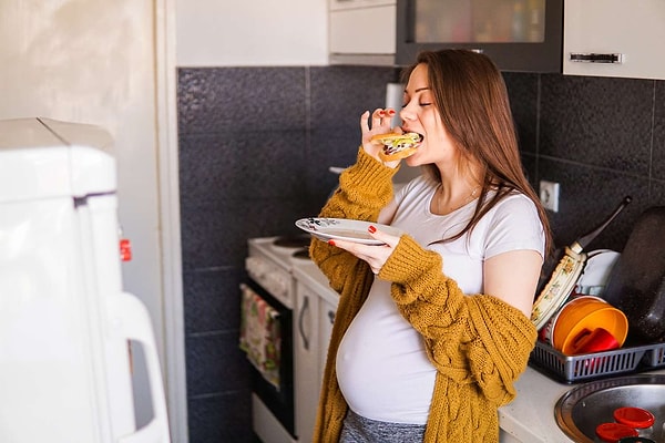 Hamilelikte sık görülen şişliklerin başka bir nedeni ise beslenme problemleri. Düzensiz ve yetersiz beslenme de şişliklere neden olabiliyor.