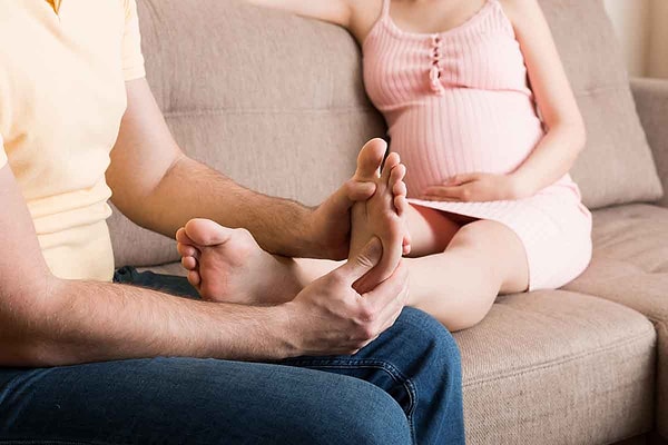 Hamilelikte ayak ve bilek şişliğini engellemek için deneyebileceğiniz bazı yöntemler ise şunlar: