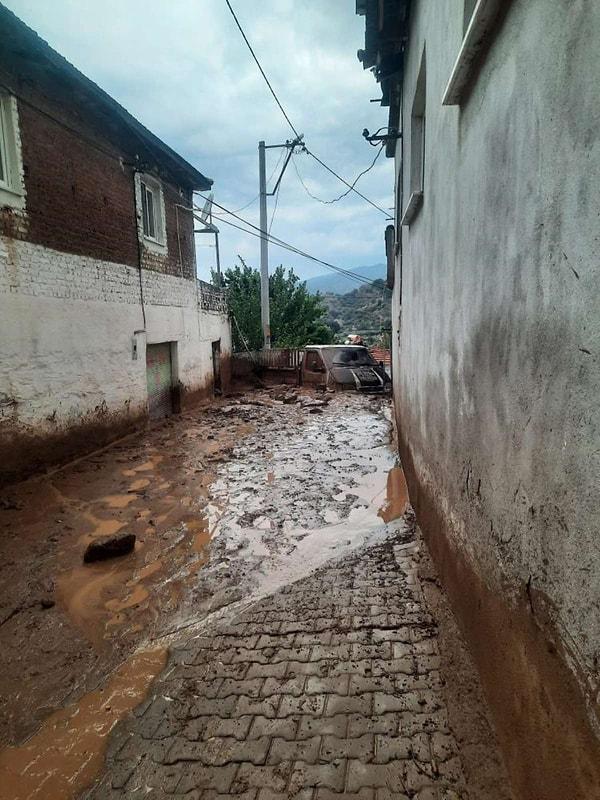 Yağışla birlikte yağmur suları sele dönüştü. Sokaklar dereye dönerken bazı evlerde su baskınları yaşandı.