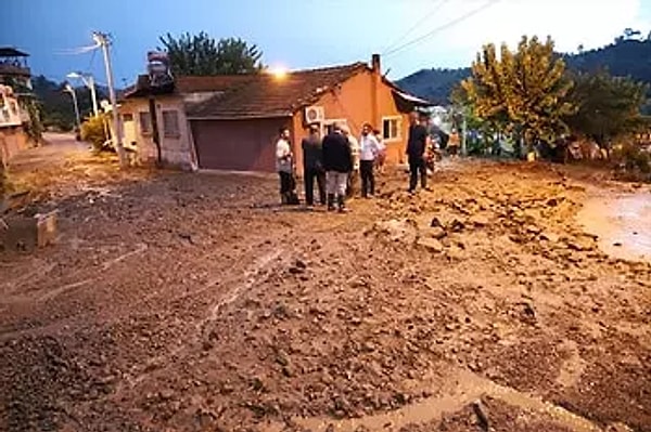 Yağışların 05 Eylül günü gece yarısından itibaren gündüz saat 12:00’ye kadarki süre içerisinde beklendiği belirtilen meteorolojik uyarı ’Aydın’ın Batısında beklenen gök gürültülü sağanak yağışlara dikkat’ başlığı ile yapıldı.