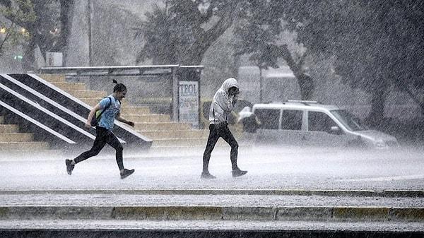 Sabah saatlerinde yayınlanan uyarıya göre İstanbul ve çevresindeki illerde 5.30’dan itibaren sağanak yağış yer yer kuvvetini artıracak.