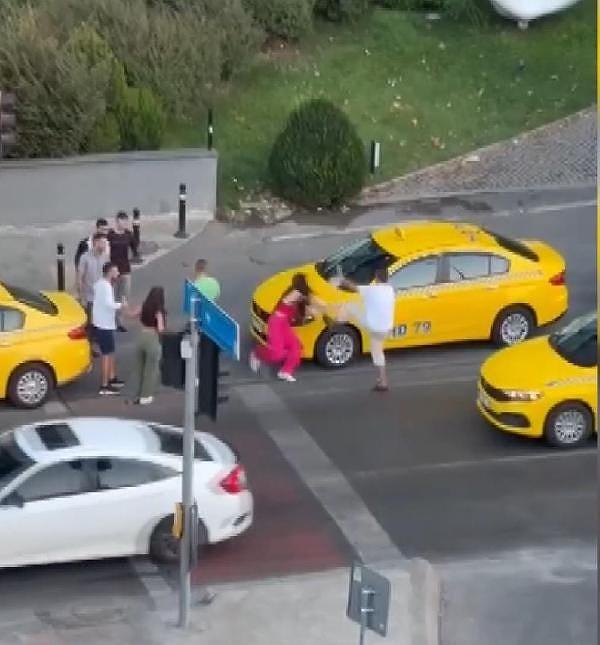 Beyoğlu Irmak Caddesi'nde önceki gün yol kenarına aracını park eden taksici ile yabancı uyruklu olduğu öğrenilen iki kadın arasında bilinmeyen nedenle tartışma çıktı.
