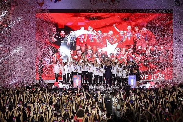 2023 CEV Avrupa Şampiyonası finalinde Sırbistan'ı 3-2 yenerek şampiyon olan A Milli Kadın Voleybol Takımı Türkiye'ye döndükten sonra kupayı binlerce vatandaşla birlikte Galataport'ta kutladı.