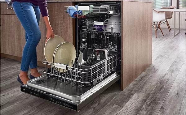 Bulaşık makinesini temizlemek için de karbonat ve sirkeyi kullanabilirsiniz.
