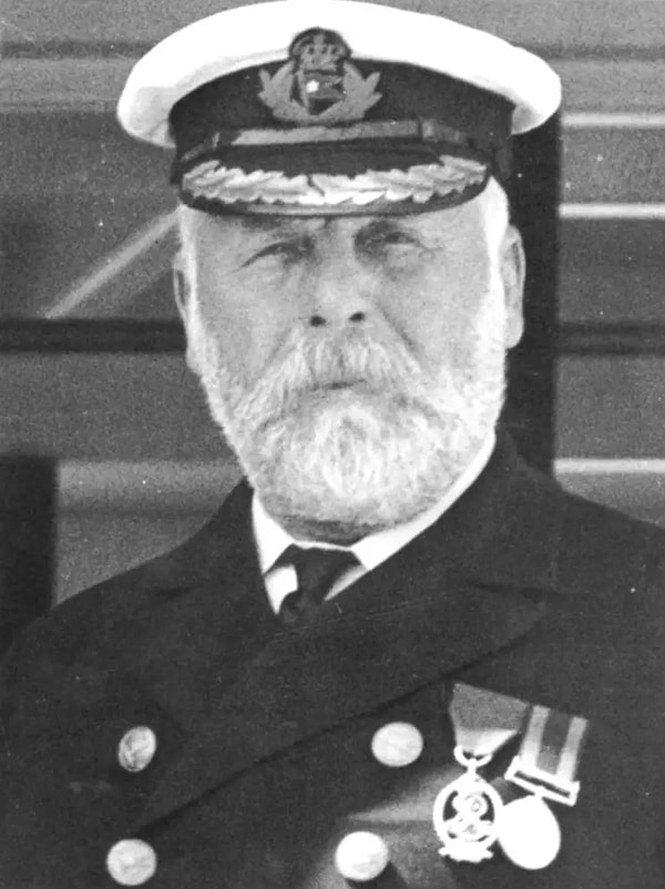 Çok saygın ve deneyimli bir denizci olan Kaptan Smith, kendisini karmaşık bir konumda buldu. Tahliye çabalarını denetlemek ve düzeni sağlamakla görevlendirildi. Titanik'in batmasının kaçınılmazlığıyla yüzleşmek gibi düşünülemez bir zorlukla karşı karşıya kaldı.