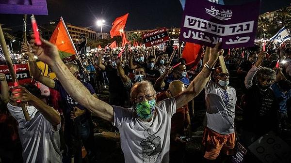 İsrail'deki hükümetin, Başbakan Binyamin Netanyahu liderliğindeki yargı reformuna karşı olan protestolar bir süredir devam ediyor. Tel Aviv, her zamanki gibi en kalabalık gösteriye ev sahipliği yaparken, protestocular hükümet karşıtı sloganlar eşliğinde Kaplan Caddesi'nde yürüyüş düzenledi. Bu, hükümetin politikalarına karşı olanların haftalık toplanma ritüeli haline gelmiş durumda.