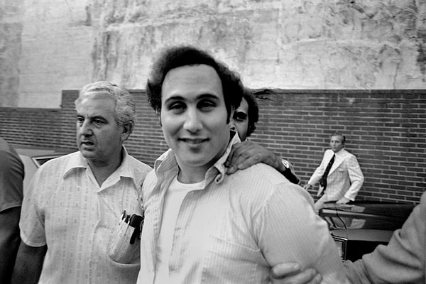 3. Şeytani bir tarikat üyesi olduğuna inanılan David Berkowitz, 29 Temmuz 1976'da New York'ta başlayan sekiz silahlı saldırıdan suçunu kabul eden Amerikalı bir seri katildi. Berkowitz, yakalandıktan sonra New York Post gazetesine bir mektup gönderdi. Mektupta “Dışarıda Sam’in başka oğulları da var. Tanrı dünyaya yardımcı olsun.” diye yazıyordu. Sizce burcu nedir?