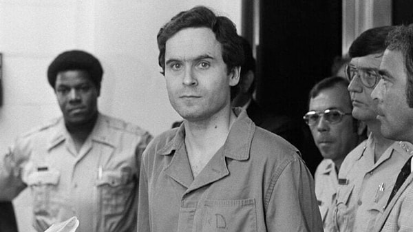 4. En popüler seri katillerden biri olan Ted Bundy, 1970'lerin öncesinde ve sırasında birçok kadın ve kız çocuğunu avladı. Dört yıl içinde işlediği 30 cinayeti itiraf eden katilin hikâyesi pek çok kitap, film ve dizide anlatıldı. Gerçek kurban sayısına gelince, kimse bilmiyor! Sence burcu ne?