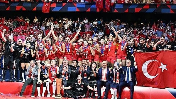 Cumhuriyet’imizin 100. yılında dünya sıralamasında liderliğe yükselen A Milliler finalde karşılaştığı Sırbistan'ı 3-2 mağlup etti.