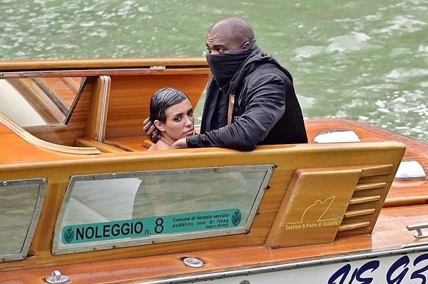 Çift gezmek için bindikleri Venedik su taksisinde toplum için uygunsuz hareketlerde bulundular.