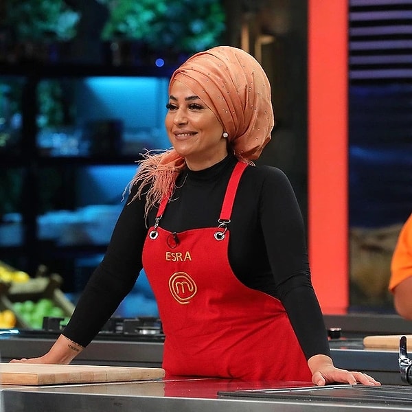 3. MasterChef All Star'da her hafta birbirinden farklı olaylar yaşanmaya devam ediyor. Yarışmacıların performansları ve davranışları bir yana dursun, sosyal medyada kendileri ve görünüşleri hakkında da pek çok yorum yapılıyor. Bu yorumlara maruz kalan isimlerden biri de Esra Tokelli. Makyajlarıyla olay olan Esra, sonunda dayanamadı ve isyan etti.