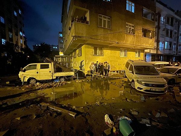 1- İstanbul'da Başakşehir ve Arnavutköy'de etkili olan sağanak yağış sele sebep oldu. Valilikten yapılan açıklamada sel sularına kapılan 2 vatandaşın hayatını kaybettiği aktarıldı.