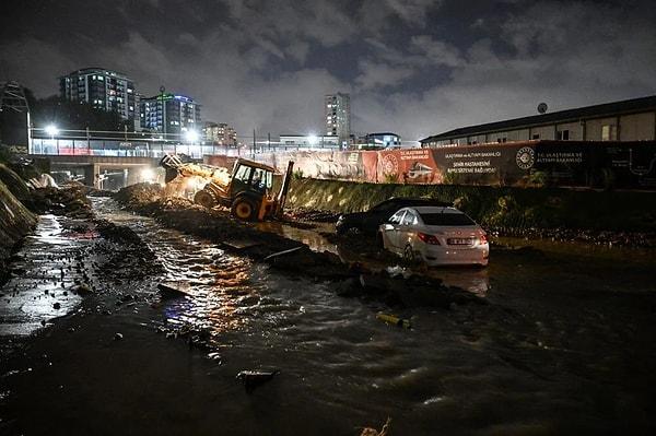 İstanbul'un kuzey bölgesinde başlayan yağış, Arnavutköy ve Başakşehir'de etkili oldu. Birçok ev ve işyerlerini su basarken Başakşehir ve Küçükçekmece'de iki kişi sel sularına kapılarak hayatını kaybetti.