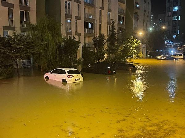 Birçok şehirde etkili olan sağanak yağışlar İstanbul'da hayatı felç etti. Arnavutköy, Başakşehir ve Küçükçekmece ilçelerinde sel baskınları yaşandı.
