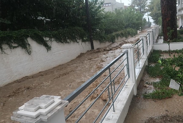 Yapılan diğer açıklamada ise bu sabah saatlerinde bir kişinin hayatını kaybettiği söylendi.