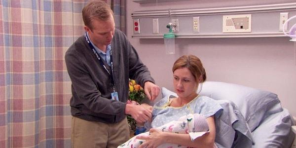 3. Pam karakteri, doğum yaptığı bölümde yanında gördüğümüz erkek hemşireyi gerçekte de kocası olan Lee Kirk canlandırmaktadır.