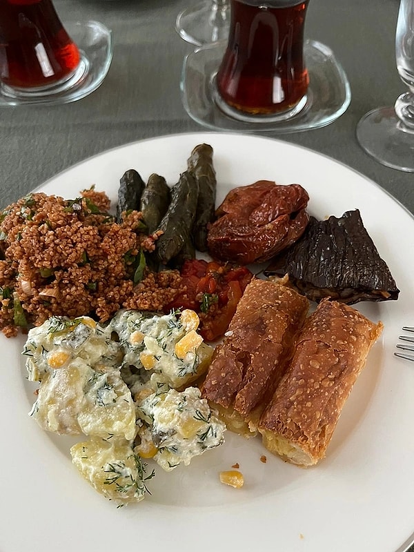 Sıkış tepiş tabakta pastadan bulaşan çikolatalı krema ile yumuşayan börek, baklavanın şerbeti ile tatlı bir tada sahip olan yaprak sarması, asla yenmeyen ve iki hafta boyunca anneler tarafından evdekilere yedirilmeye çalışılan küçük tuzlu kurabiyeler...