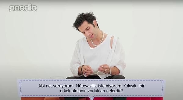 'Yakışıklı bir erkek olmanın zorlukları neler?' diyerek yüzüne gülücükler kondurmayı ise ihmal etmiyorsunuz!