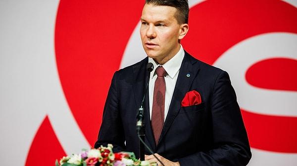 Bahsi geçen SDP'de, daha önce Parti Sekreteri olarak atanan 33 yaşındaki Mikkel Nakkalajavri'nin ergenlik döneminde bir kediyi kürekle zalimce döverek öldürdüğü ortaya çıkmıştı.