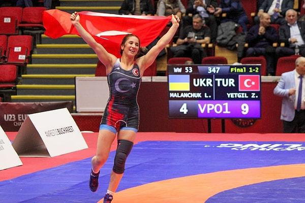 Aynı şampiyonada 53 kiloda mücadele eden Zeynep Yetgil de finalde karşılaştığı Ukraynalı rakibi Liliia Malanchuk'u ise 9-4 skorla alt ederek  altın madalyanın sahibi oldu.