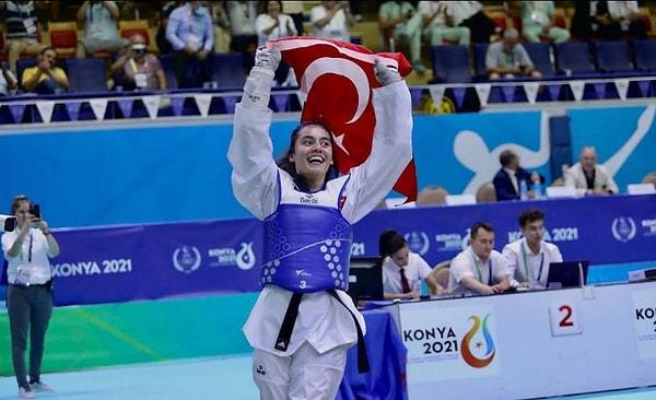 2023 Avrupa Oyunları’nda Tekvando kadınlar 73 kiloda Sırp rakibi Nadica Bozanic’i 2-0 yenen Sude Yaren Uzunçavdar altın madalyayı boynuna taktı.
