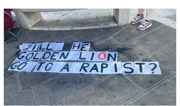Festivalin dışarı alanında protestolar yapıldı ve "Altın aslan bir tecavüzcüye mi gidecek?” pankartları açıldı.