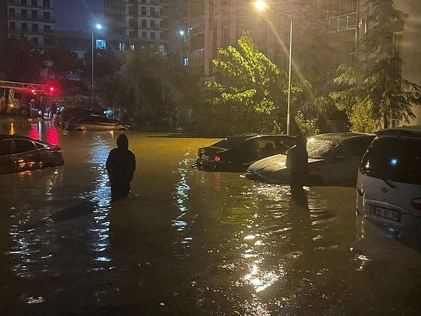 İstanbul’da dün akşam saatlerinde başlayan yağmur, üç ilçede kısa sürede sele neden oldu. Evlere su bastı, araçlar selde sürüklendi. Sel sularına kapılan iki kişi de hayatını kaybetti.