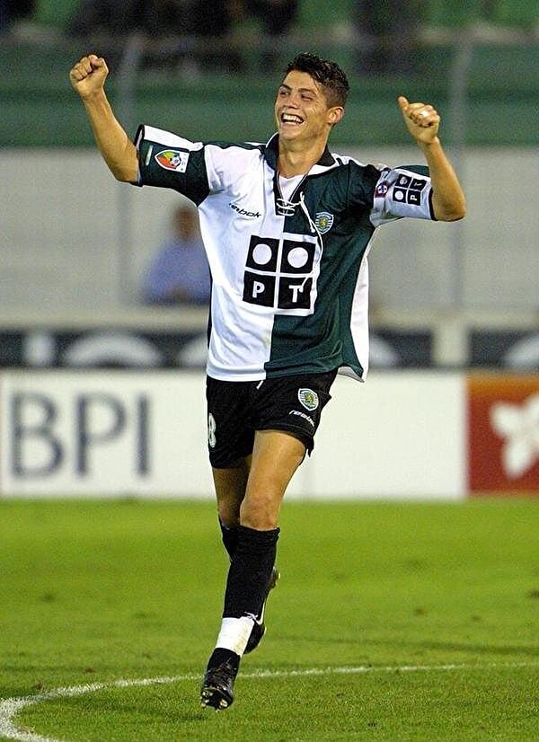 Sporting Lizbon formasıyla sahaya çıktığında çelimsiz bir çocuk olan Cristiano Ronaldo, futbolculuk kariyerinin sonlarında bir kahraman olarak anılmaya başladı.