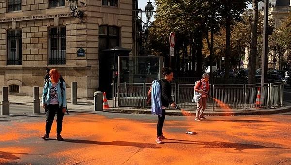 Sınır tanımayan iklim aktivistleri bu sefer de Fransa'nın başkenti Paris'de eyleme geçerek ünlü meydanı turuncu boyayla boyadı.