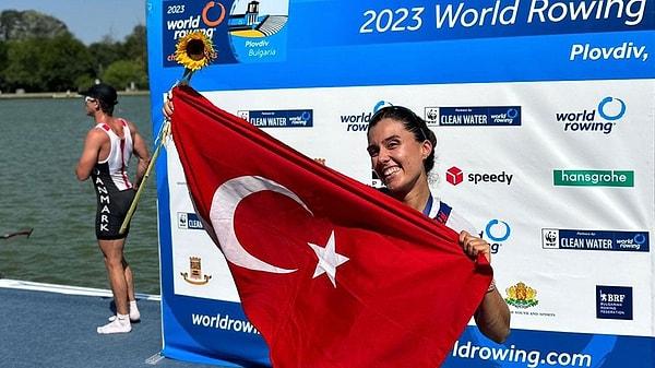 Milli sporcu Elis Özbay, 23 Yaş Altı Dünya Kürek Şampiyonası'ndan altın madalya ile döndü. Genç sporcumuz hafif kilo tek çifte kategorisinde 07.36.92'lik derecesiyle dünya şampiyonluğuna ulaştı.