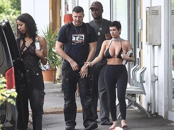 Bianca Censori'nin transparan tulumları Kanye West'in çorapla sokakta gezmesi derken kendileri dilimizden düşmez oldu.