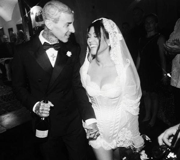 Çiftimiz çok geçmeden evlilik kararı aldı ve Kourtney Kardashian üçüncü evliliğini Travis Barker ile yaptı.