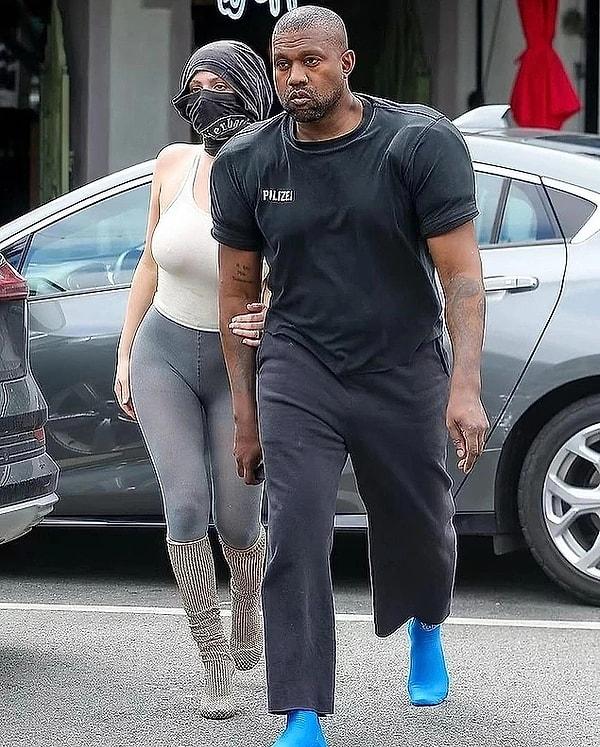 8. Tuhaf kombinleriyle günde olan Kanye West ve eşi Bianca Censori, İtalya'da görüntülendi. Bianca Censori'nin transparan tulumunu kapatmak için yastıkla gezmesi çok konuşuldu.