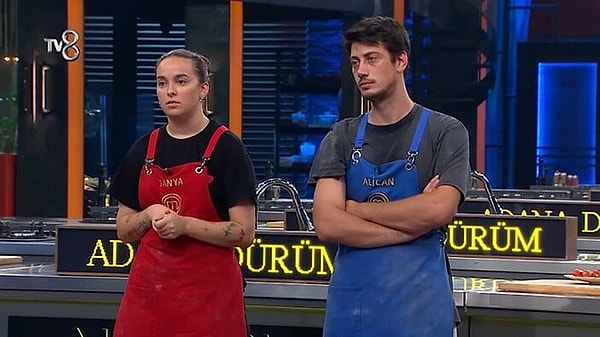 6. MasterChef All Star bu sene sık sık jürinin aldığı kararlar nedeniyle sosyal medyada gündem oluyor. Jürinin yarışmacılardan Sergen'i kayırdığını iddia eden izleyiciler, şimdi de Adana Dürüm yemeğinde Alican'ın hakkının yenerek Tanya'nın 1. seçilmesine tepki gösterdi.