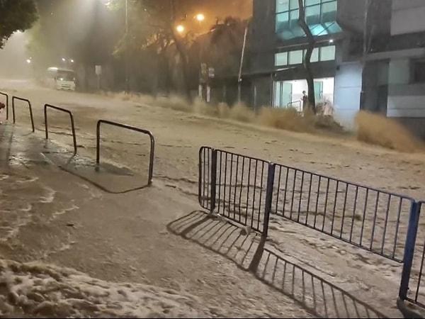 Caddeler ve sokaklar sular altında kalırken metro istasyonlarında da vatandaşların mahsur kaldığı görüntülendi.