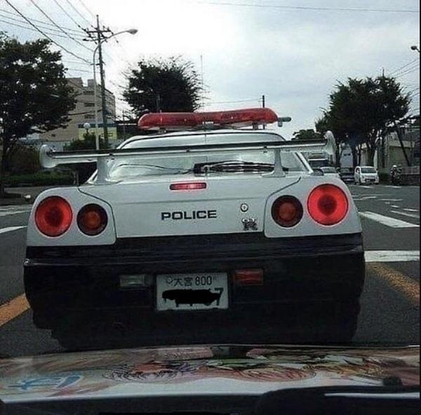 11. Japonya'da kullanılan bir polis arabası👇
