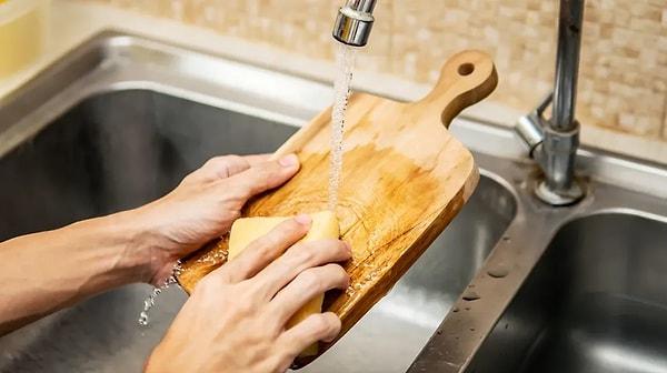 1. Kısa süreli ev kiraladığınızda mutfaktaki malzemeleri yıkamayı unutmayın. En son kimin kullandığını bilmiyorsunuz.